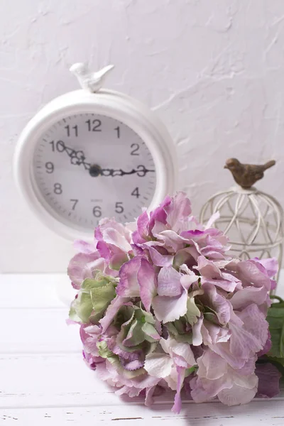 Flores de hortensias rosadas y reloj — Foto de Stock