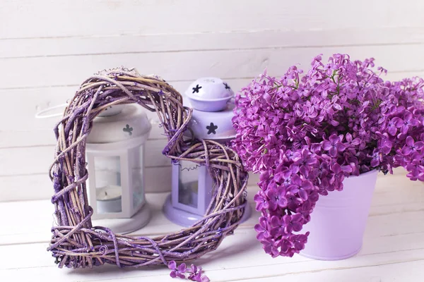Flores de color lila, corazón y linternas —  Fotos de Stock