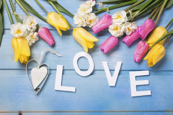 Έννοια του έρωτα με λουλούδια — Φωτογραφία Αρχείου