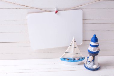 Dekoratif deniz feneri tekne ve boş etiket 