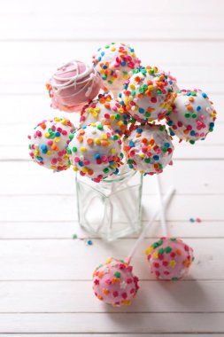 Renkli parlak kek çıkar 