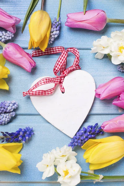 Corazón decorativo y flores de primavera — Foto de Stock