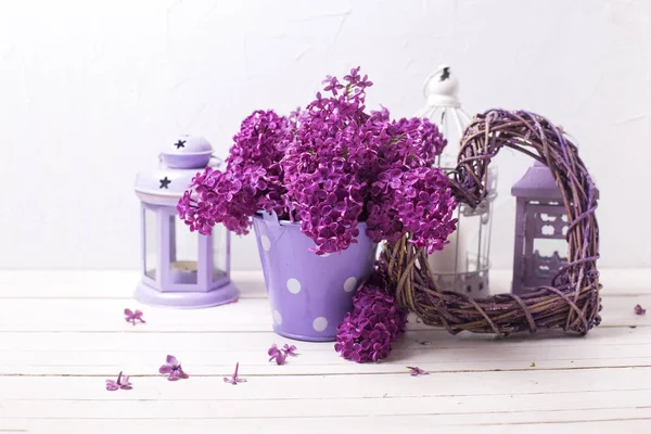 Fiori lilla freschi in secchio — Foto Stock