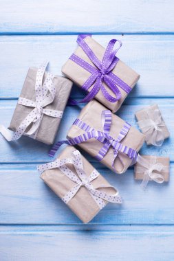 Farklı şenlikli hediye kutuları 