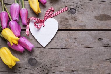 Dekoratif beyaz kalp ve çiçek