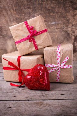 hediye kutuları ve dekoratif kalp 