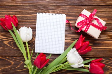 Mevcut, boş etiket kutusuyla ve ve laleler