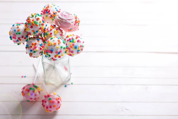 Färgglada ljusa tårta pops — Stockfoto