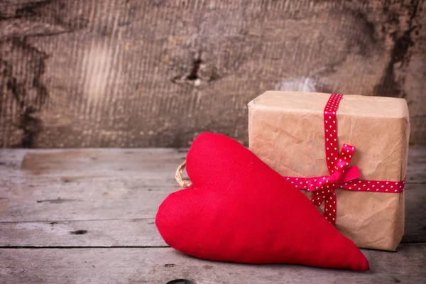 Scatola regalo festivo e cuore decorativo — Foto Stock
