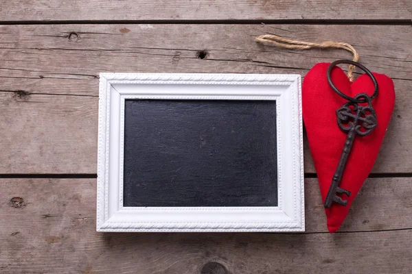 Corazón rojo decorativo, llave y pizarra — Foto de Stock