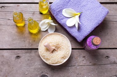 Sarı ve mor renkler ayarında sağlık.