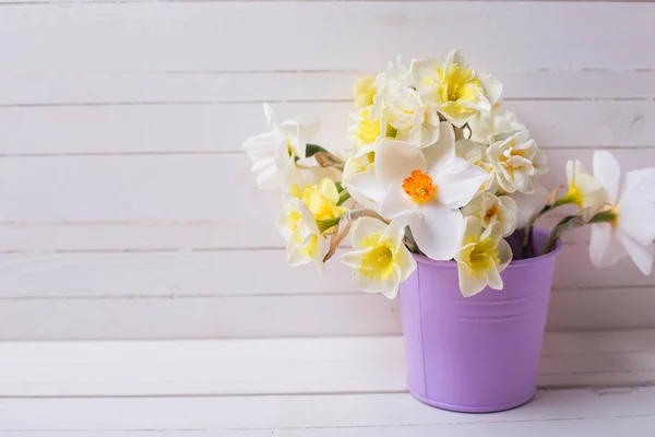 Ljusa gula påskliljor och tulpaner — Stockfoto
