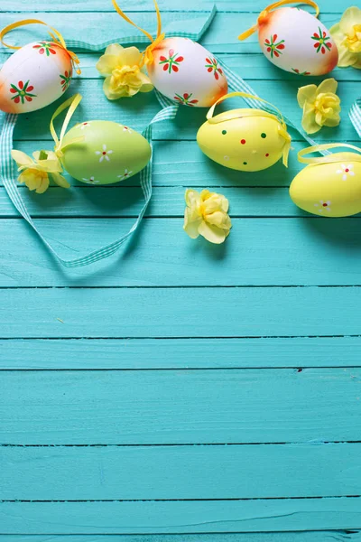 Easter eggs, spring flowers — Stock Photo, Image