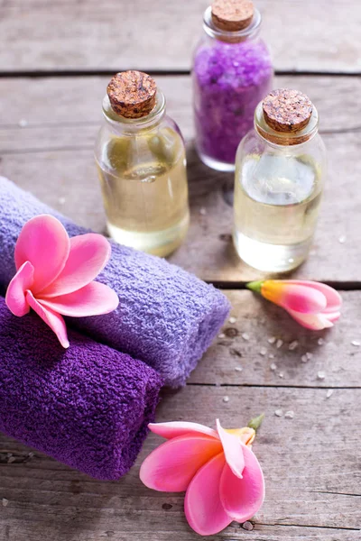 Asciugamani e bottiglie con olio — Foto Stock