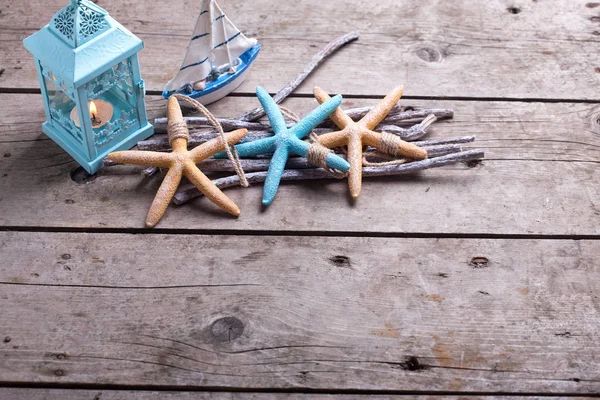 Objetos do mar em tábuas de madeira . — Fotografia de Stock
