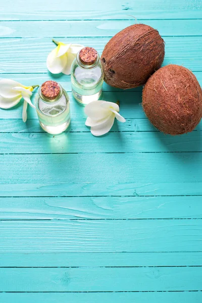 Бутылки с кокосовым маслом — стоковое фото