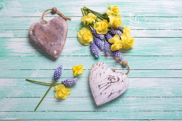Två dekorativa hjärtan och färska blommor — Stockfoto