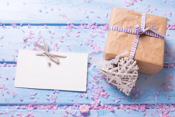 Загорнута коробка з подарунком, порожня мітка та декоративне біле серце — стокове фото