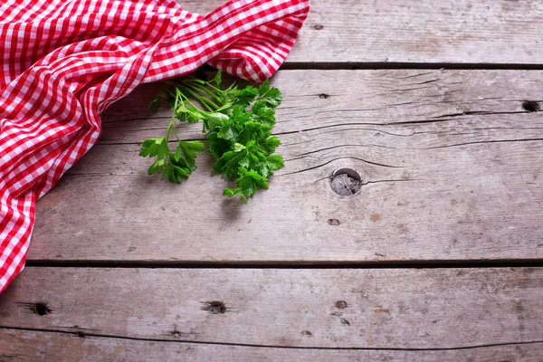 Keuken handdoek en groene peterselie — Stockfoto