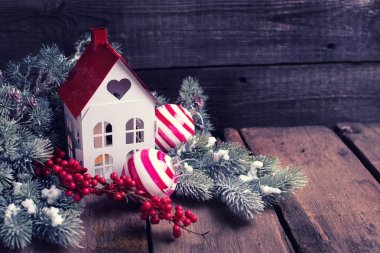 Dekoratif fener, topları, çilek ve şube