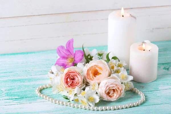 Blumen und brennende Kerzen — Stockfoto