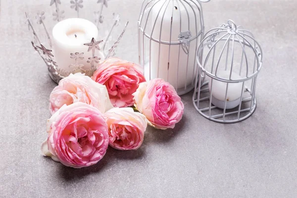 pembe güller ve mumlar