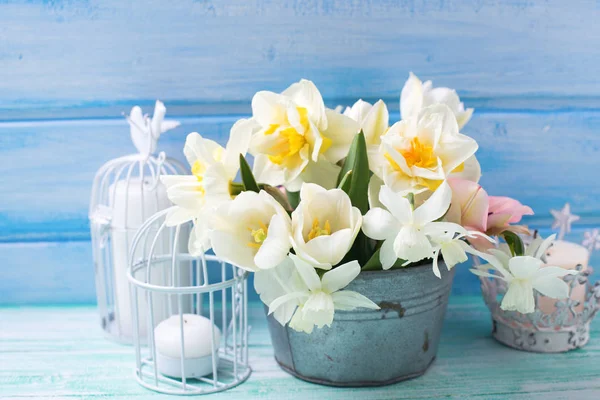 Narcisos blancos y tulipanes — Foto de Stock