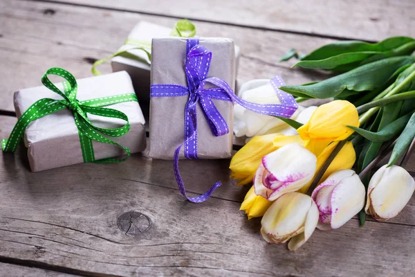 봄 튤립 및 포장된 상자 — 스톡 사진