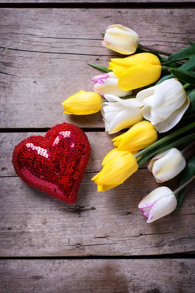 Lente tulpen en decoratief hart — Stockfoto