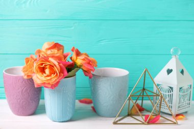 Turkuaz duvara taze turuncu gül demet. Metin için yer. Çiçekli natürmort.