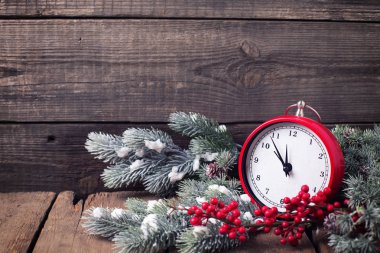 Saat, çilek ve dalları üzerinde ahşap arka plan ağaç kürk. Seçici odak. Metin için yer. Tonlu görüntü.