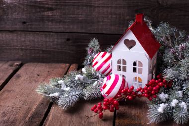 Dekoratif fener, topları, çilek ve kürk ağacı ahşap arka plan üzerinde dalları. Seçici odak. Metin için yer. Dikey görüntü.