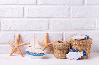 Dekoratif oyuncak tekne, fishs ve deniz yıldızı Beyaz ahşap zemin üzerinde. Metin için yer. Yaz, tatil kavramı.