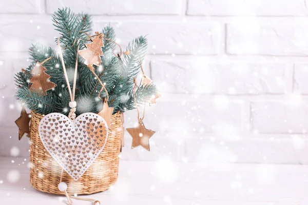 Weihnachtsspielzeug Herz Und Zweige Tannenbaum Auf Weißem Holzgrund Dekorative Weihnachtskomposition — Stockfoto