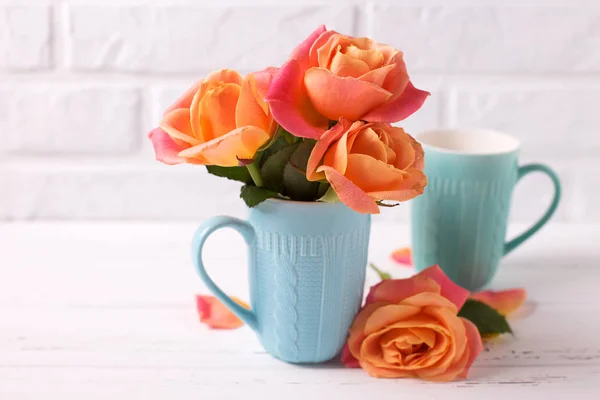 Frische Orangefarbene Rosen Blauer Tasse Auf Weißem Holzgrund Vor Weißer — Stockfoto