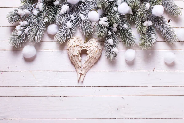 Dekorative Engelsflügel Und Zweige Tanne Auf Weißem Holzgrund Dekorative Weihnachtskomposition — Stockfoto