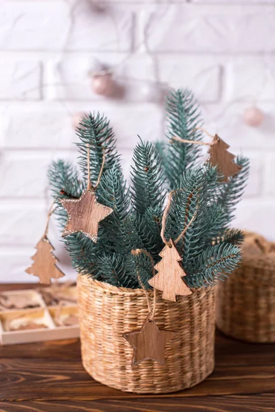 Weihnachtsspielzeug Auf Ästen Tannenbaum Auf Weißem Holzgrund Dekorative Weihnachtskomposition Selektiver — Stockfoto