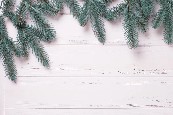 Gränsa Från Päls Trädgrenar Trä Bakgrund Dekorativa Jul Sammansättning Ovanifrån — Stockfoto