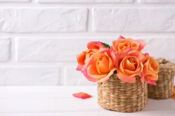 白い壁に木製白地新鮮なオレンジ色のバラの束 テキストを配置します 花のある静物 — ストック写真