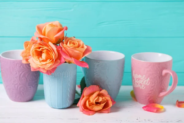 Bouquet Roses Orange Fraîches Contre Mur Turquoise Endroit Pour Texte — Photo
