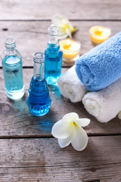 Bottiglie Con Olio Aromatico Essenziale Candele Asciugamani Sfondo Legno Concentrazione — Foto Stock