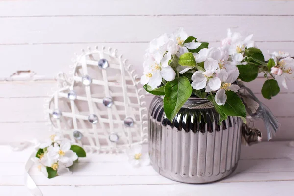 Flores Manzano Jarrón Corazón Decorativo Sobre Fondo Madera Blanca Enfoque —  Fotos de Stock