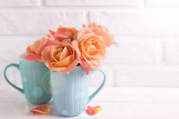 Fresh Orange Roses Blue Cups Ray Light White Wooden Background — Stock Photo, Image