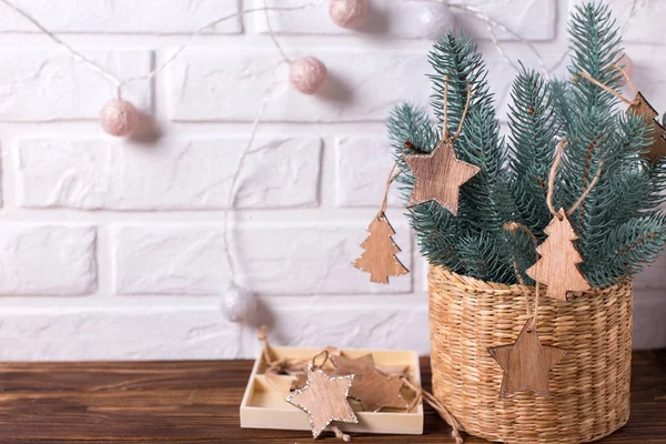 Weihnachtsspielzeug Auf Ästen Tanne Auf Holzgrund Vor Weißer Wand Dekorative — Stockfoto