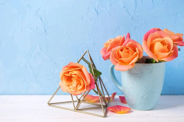 Floral Still Life Bunch Fresh Orange Roses Cup White Wooden — Stock Photo, Image