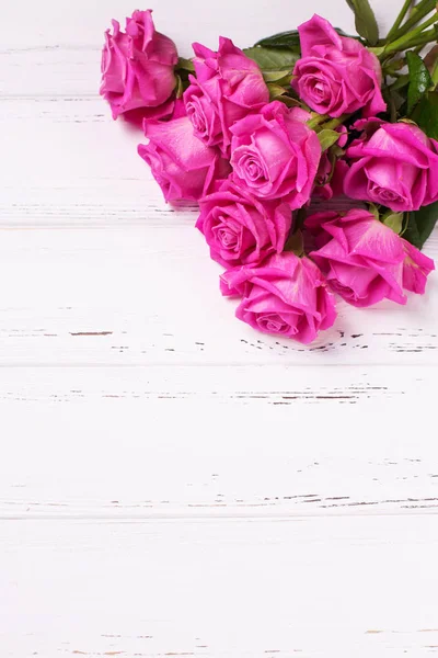 Kytice Růžových Růží Bílém Pozadí Dřevěná Květinové Zátiší Místo Pro — Stock fotografie