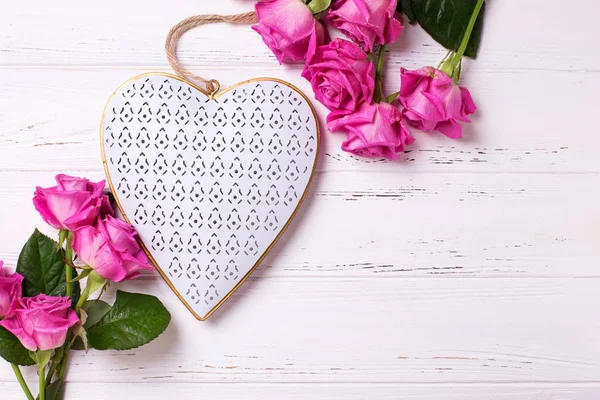 Corazón Decorativo Marco Rosas Rosadas Flores Sobre Fondo Madera Blanca —  Fotos de Stock