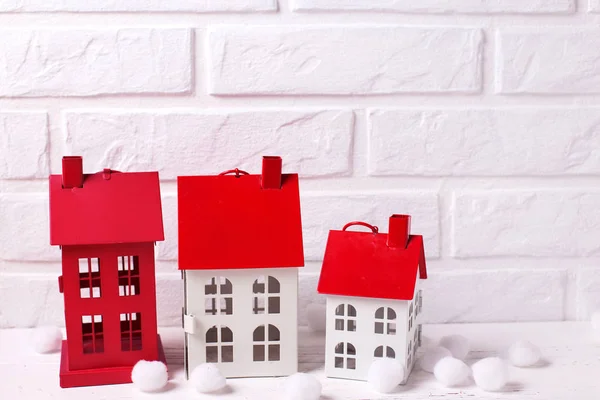Dekorative Häuser Auf Weißem Holzgrund Platz Für Text Weihnachtlicher Hintergrund — Stockfoto