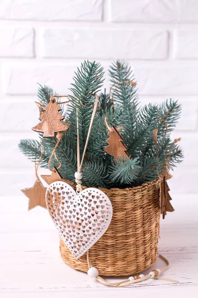 Noel Oyuncaklar Kalp Dalları Üzerinde Beyaz Ahşap Arka Plan Ağaç — Stok fotoğraf