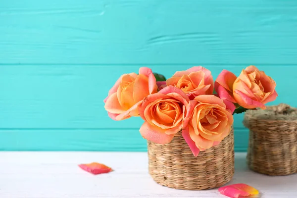 ターコイズ ブルーの壁に白い木製の背景に新鮮なオレンジ色のバラの束 テキストを配置します 花のある静物 — ストック写真
